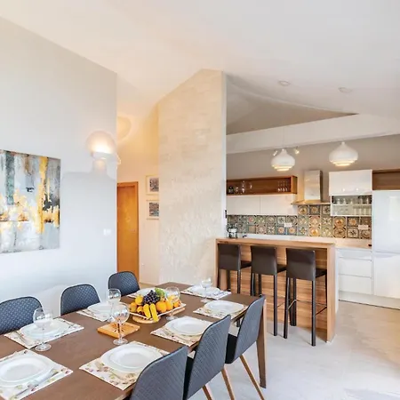 Vakantiehuis 5 Bedroom Lovely In *