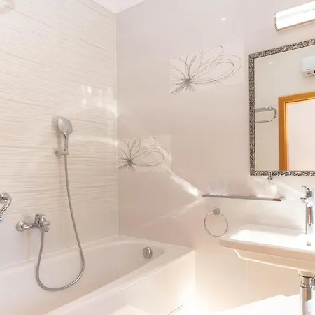 5 Bedroom Lovely In *