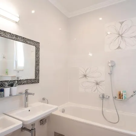 Vakantiehuis 5 Bedroom Lovely In *