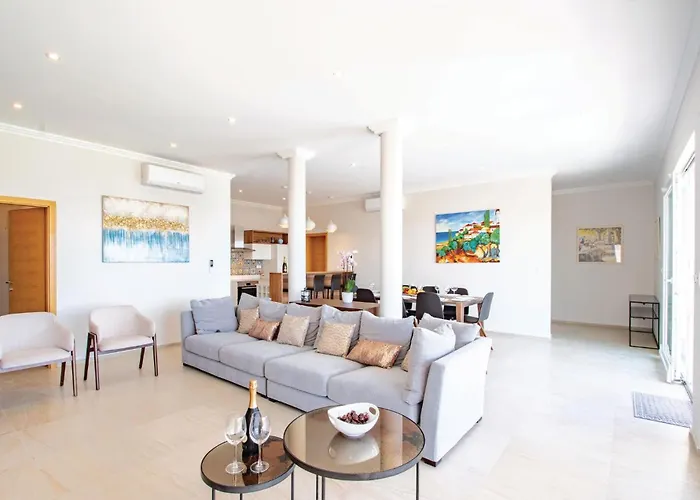 5 Bedroom Lovely In Casa vacanze