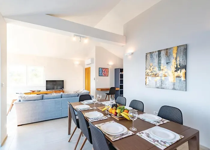 Сasa de vacaciones 5 Bedroom Lovely In *