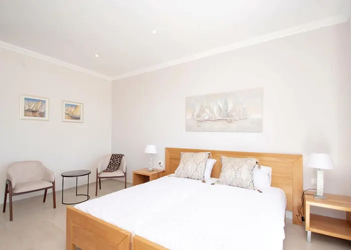 5 Bedroom Lovely In