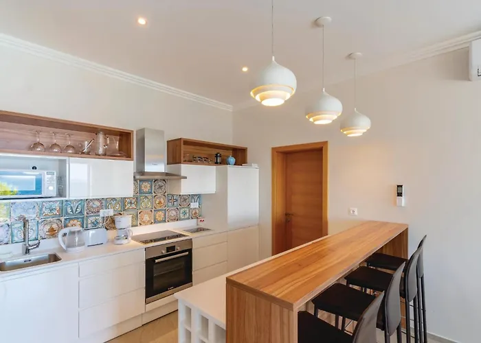 5 Bedroom Lovely In