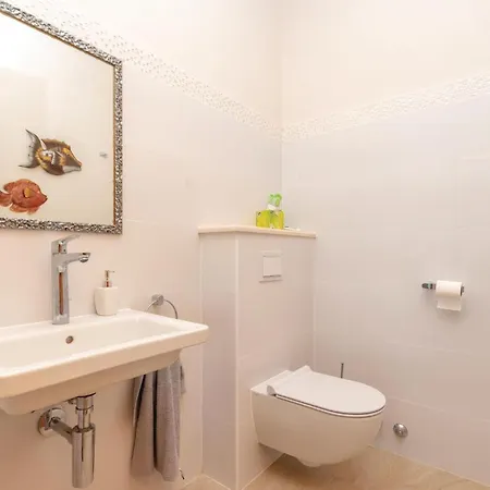 5 Bedroom Lovely In *