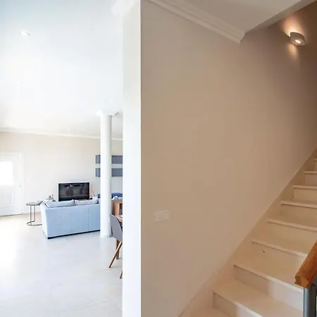 5 Bedroom Lovely In 度假居 *