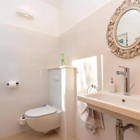 5 Bedroom Lovely In *