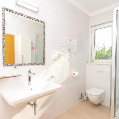 5 Bedroom Lovely In Holiday home *