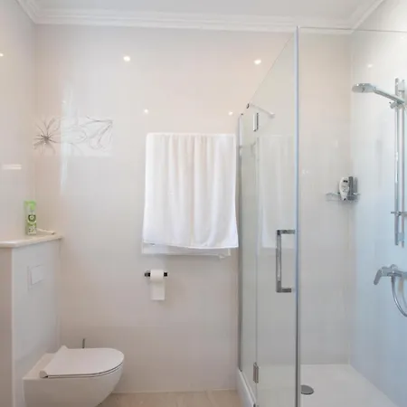 5 Bedroom Lovely In Holiday home
