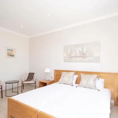 5 Bedroom Lovely In