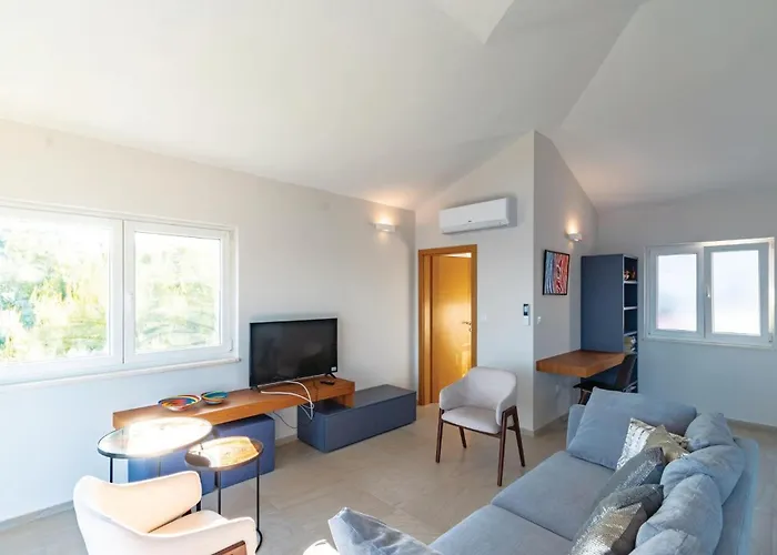 5 Bedroom Lovely In *