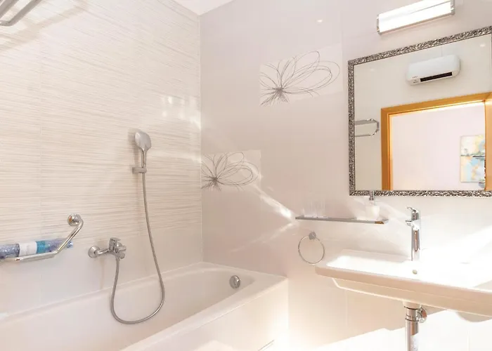 5 Bedroom Lovely In *